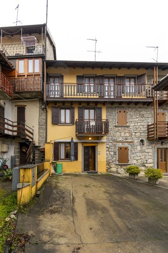 Capizzone ottima porzione di casa storica, tipo villetta a schiera, con cortile privato Capizzone