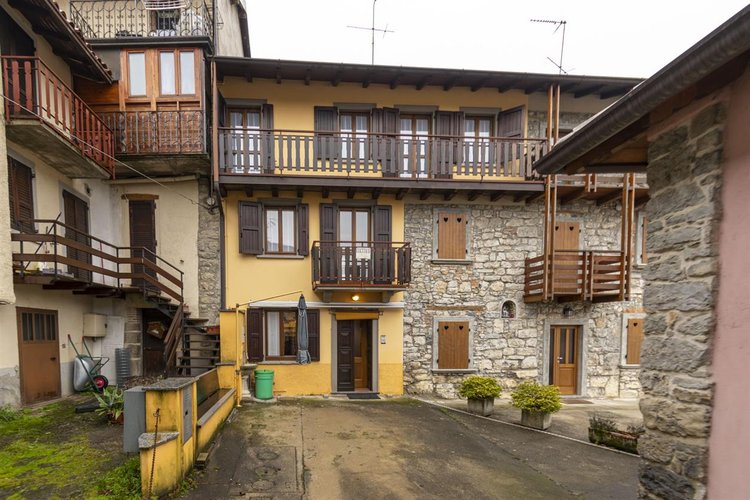 Capizzone ottima porzione di casa storica, tipo villetta a schiera, con cortile privato Capizzone