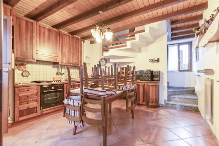 Capizzone ottima porzione di casa storica, tipo villetta a schiera, con cortile privato Capizzone