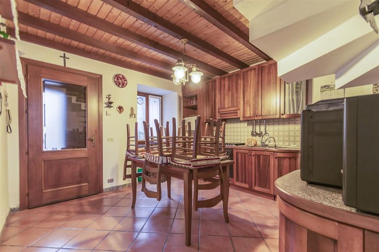 Capizzone ottima porzione di casa storica, tipo villetta a schiera, con cortile privato Capizzone