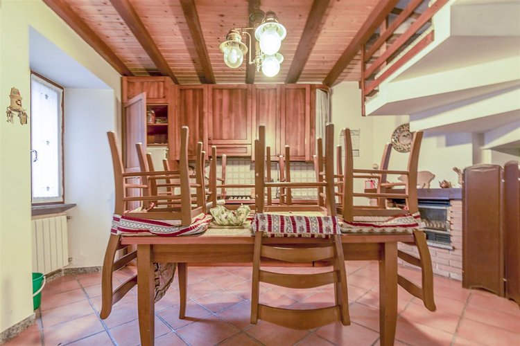 Capizzone ottima porzione di casa storica, tipo villetta a schiera, con cortile privato Capizzone