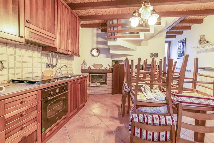 Capizzone ottima porzione di casa storica, tipo villetta a schiera, con cortile privato Capizzone