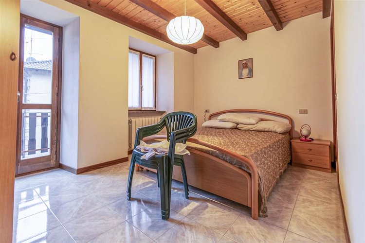 Capizzone ottima porzione di casa storica, tipo villetta a schiera, con cortile privato Capizzone