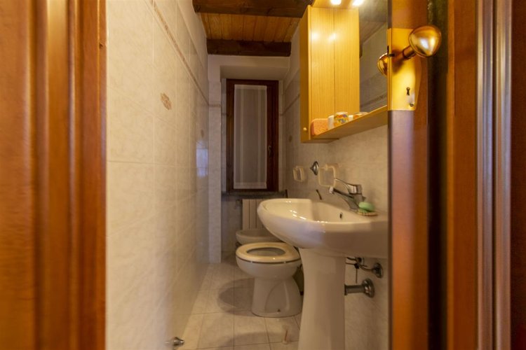 Capizzone ottima porzione di casa storica, tipo villetta a schiera, con cortile privato Capizzone