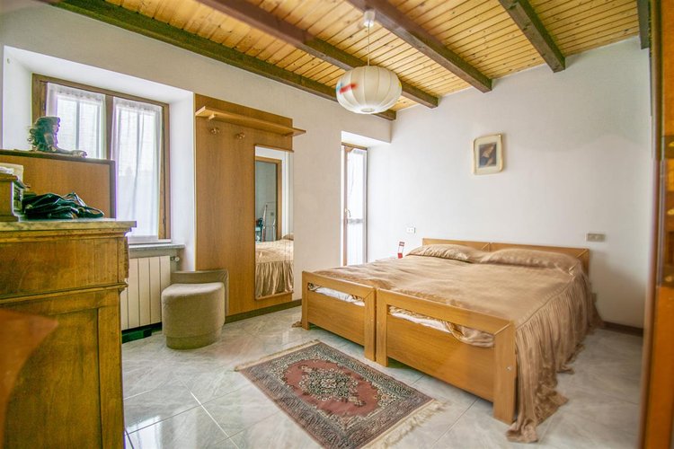 Capizzone ottima porzione di casa storica, tipo villetta a schiera, con cortile privato Capizzone