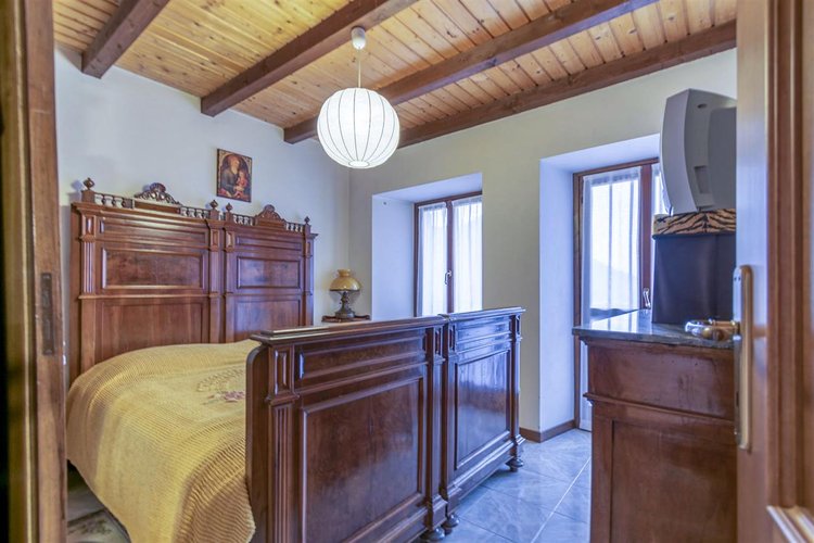 Capizzone ottima porzione di casa storica, tipo villetta a schiera, con cortile privato Capizzone