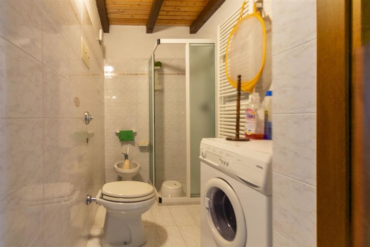 Capizzone ottima porzione di casa storica, tipo villetta a schiera, con cortile privato Capizzone