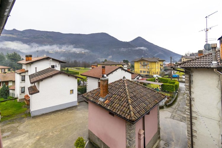 Capizzone ottima porzione di casa storica, tipo villetta a schiera, con cortile privato Capizzone