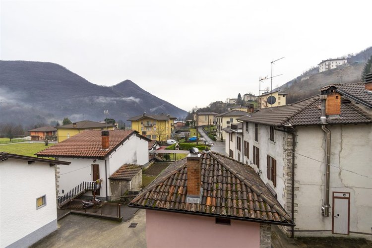 Capizzone ottima porzione di casa storica, tipo villetta a schiera, con cortile privato Capizzone