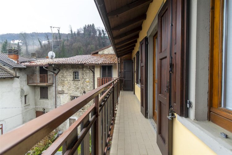 Capizzone ottima porzione di casa storica, tipo villetta a schiera, con cortile privato Capizzone