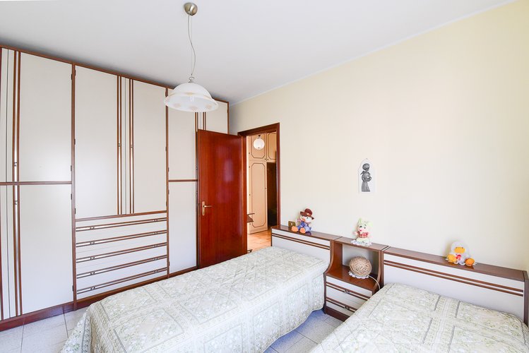 (35/24) Quadrilocale - Erba, Via U. Foscolo Erba