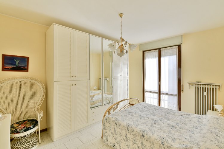 (35/24) Quadrilocale - Erba, Via U. Foscolo Erba