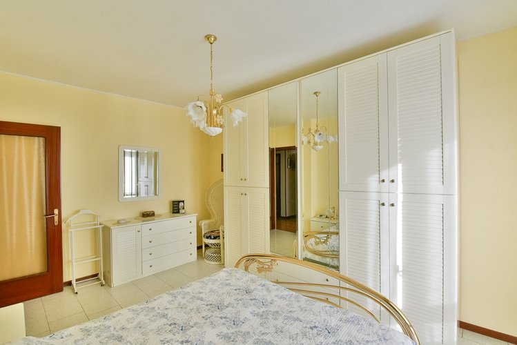 (35/24) Quadrilocale - Erba, Via U. Foscolo Erba