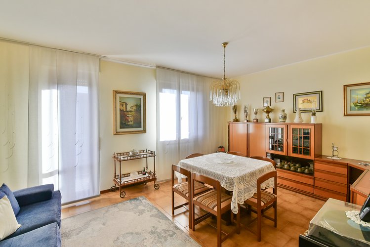 (35/24) Quadrilocale - Erba, Via U. Foscolo