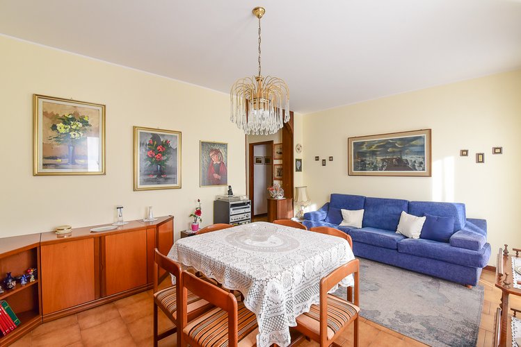 (35/24) Quadrilocale - Erba, Via U. Foscolo Erba