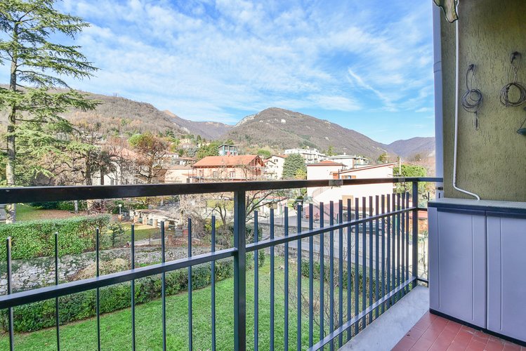 (35/24) Quadrilocale - Erba, Via U. Foscolo Erba