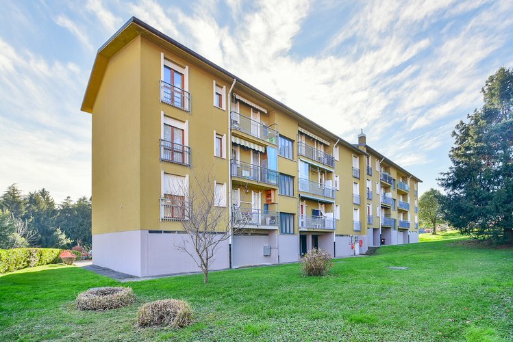 (35/24) Quadrilocale - Erba, Via U. Foscolo Erba