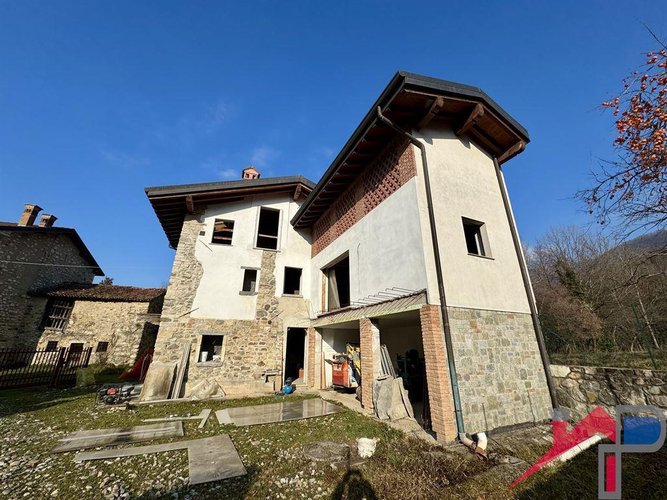 Cascinale con 3 appartamenti Caprino Bergamasco