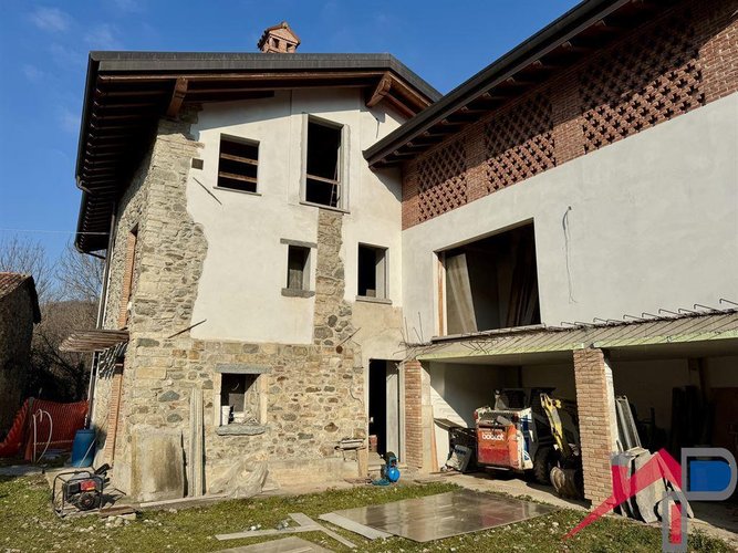 Cascinale con 3 appartamenti Caprino Bergamasco