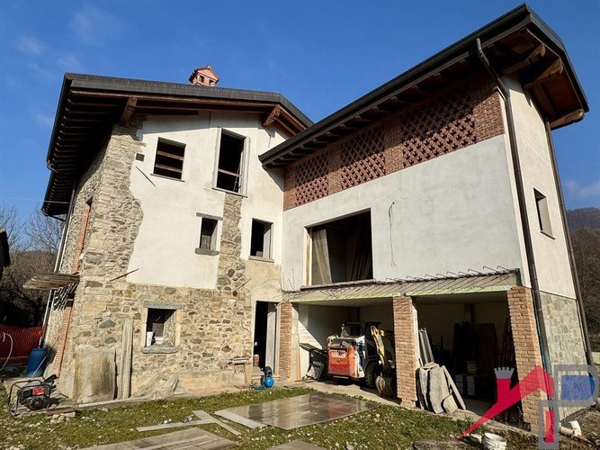 Cascinale con 3 appartamenti Caprino Bergamasco