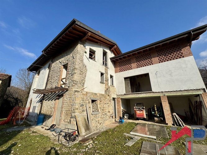 Cascinale con 3 appartamenti Caprino Bergamasco