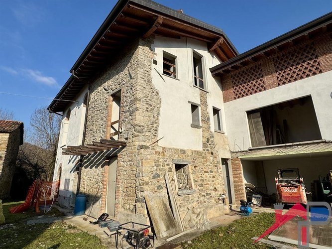 Cascinale con 3 appartamenti Caprino Bergamasco