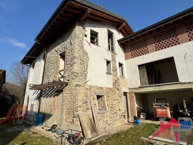 Cascinale con 3 appartamenti Caprino Bergamasco