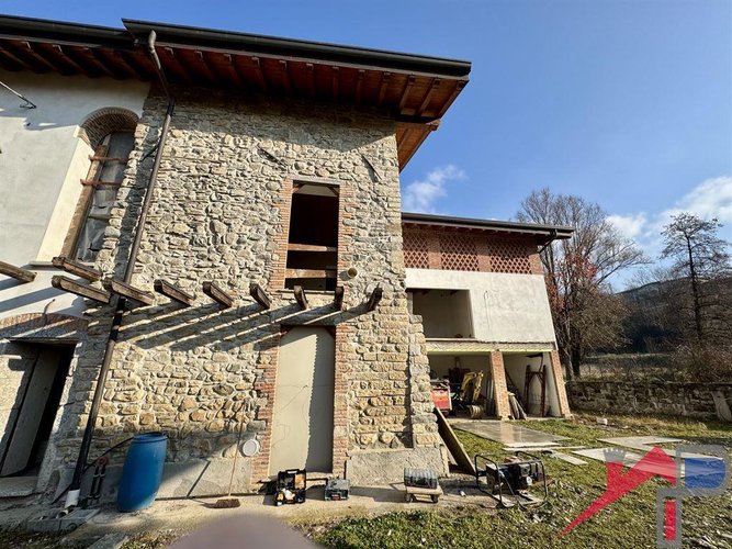 Cascinale con 3 appartamenti Caprino Bergamasco