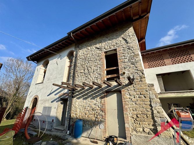 Cascinale con 3 appartamenti Caprino Bergamasco
