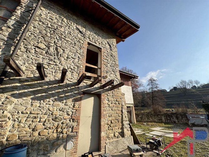 Cascinale con 3 appartamenti Caprino Bergamasco