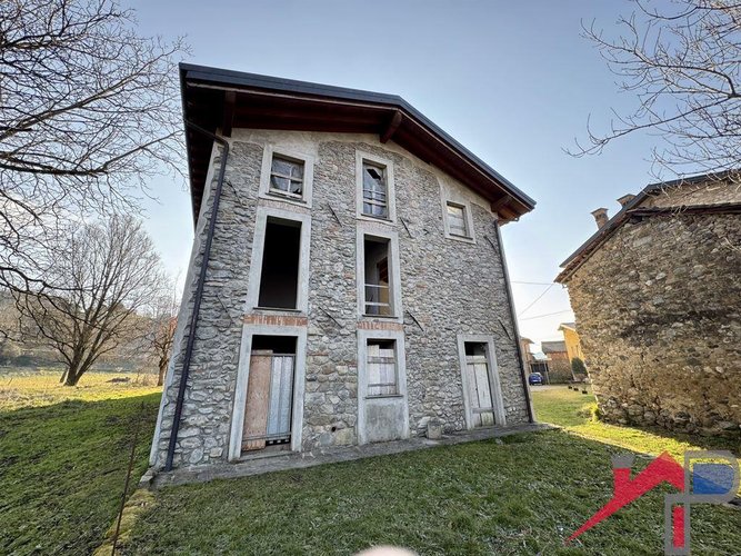 Cascinale con 3 appartamenti Caprino Bergamasco