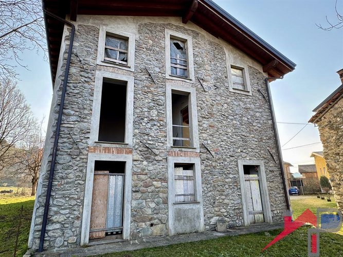 Cascinale con 3 appartamenti Caprino Bergamasco