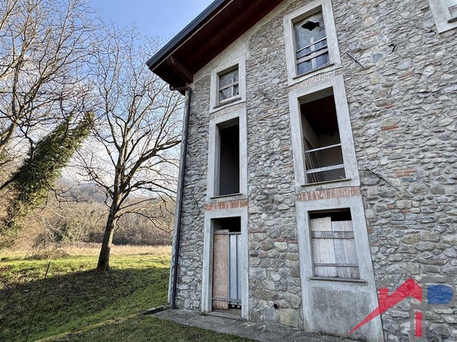 Cascinale con 3 appartamenti Caprino Bergamasco