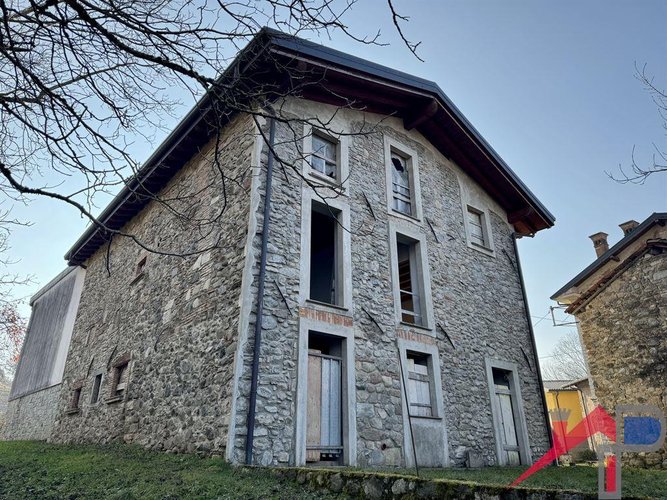 Cascinale con 3 appartamenti Caprino Bergamasco