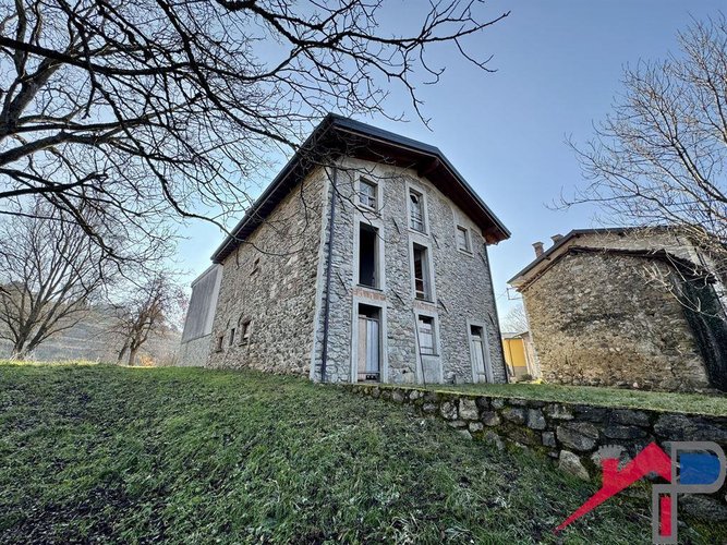 Cascinale con 3 appartamenti Caprino Bergamasco