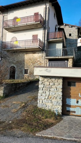 Dossena favolosa porzione di casa bifamiliare con giardino e box auto Dossena