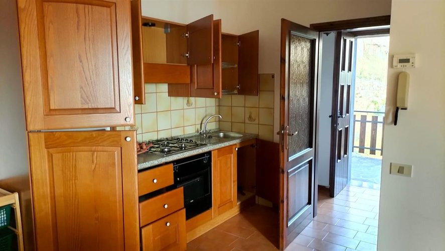 Dossena favolosa porzione di casa bifamiliare con giardino e box auto Dossena