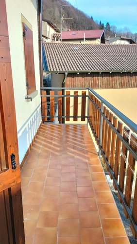 Dossena favolosa porzione di casa bifamiliare con giardino e box auto Dossena