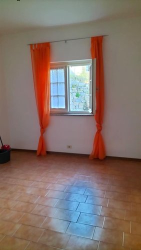 Dossena favolosa porzione di casa bifamiliare con giardino e box auto Dossena