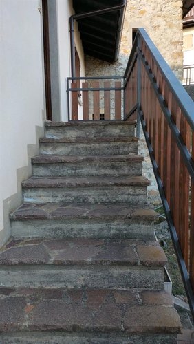 Dossena favolosa porzione di casa bifamiliare con giardino e box auto Dossena