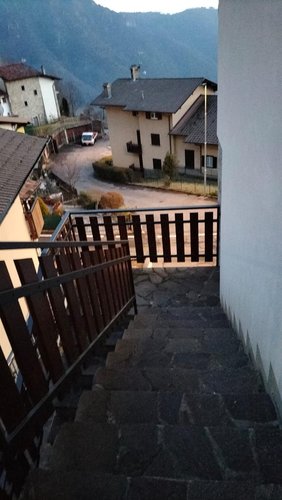 Dossena favolosa porzione di casa bifamiliare con giardino e box auto Dossena