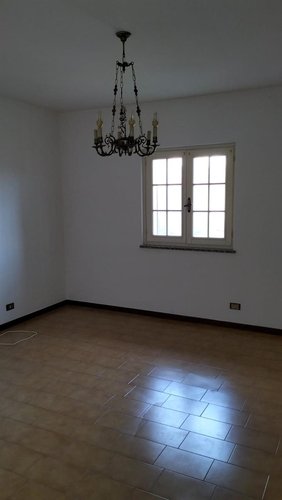 Dossena favolosa porzione di casa bifamiliare con giardino e box auto Dossena