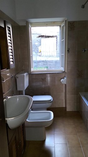 Dossena favolosa porzione di casa bifamiliare con giardino e box auto Dossena