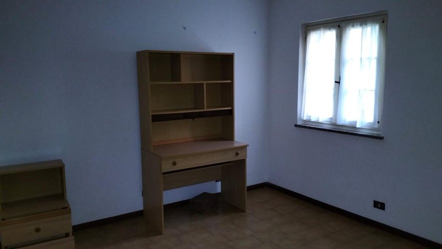 Dossena favolosa porzione di casa bifamiliare con giardino e box auto Dossena