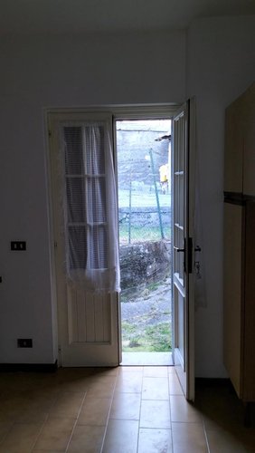 Dossena favolosa porzione di casa bifamiliare con giardino e box auto Dossena