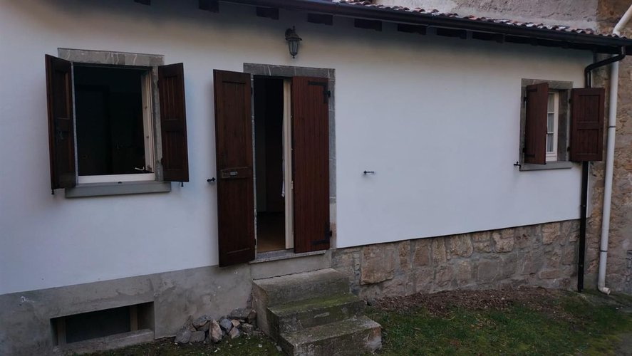 Dossena favolosa porzione di casa bifamiliare con giardino e box auto Dossena