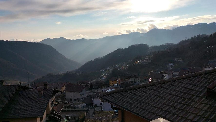 Dossena favolosa porzione di casa bifamiliare con giardino e box auto Dossena