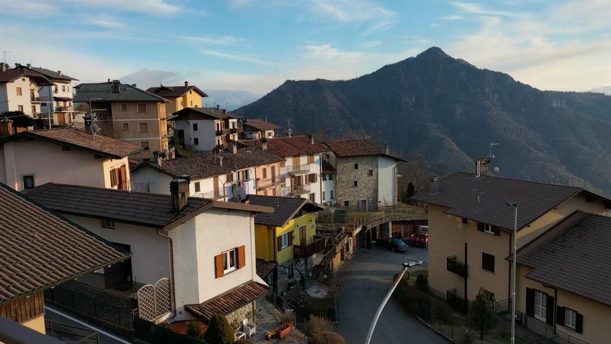 Dossena favolosa porzione di casa bifamiliare con giardino e box auto Dossena