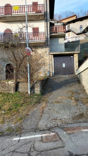 Dossena favolosa porzione di casa bifamiliare con giardino e box auto Dossena