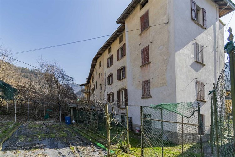 Zogno Ambria, porzione di casa storica con giardino privato Zogno